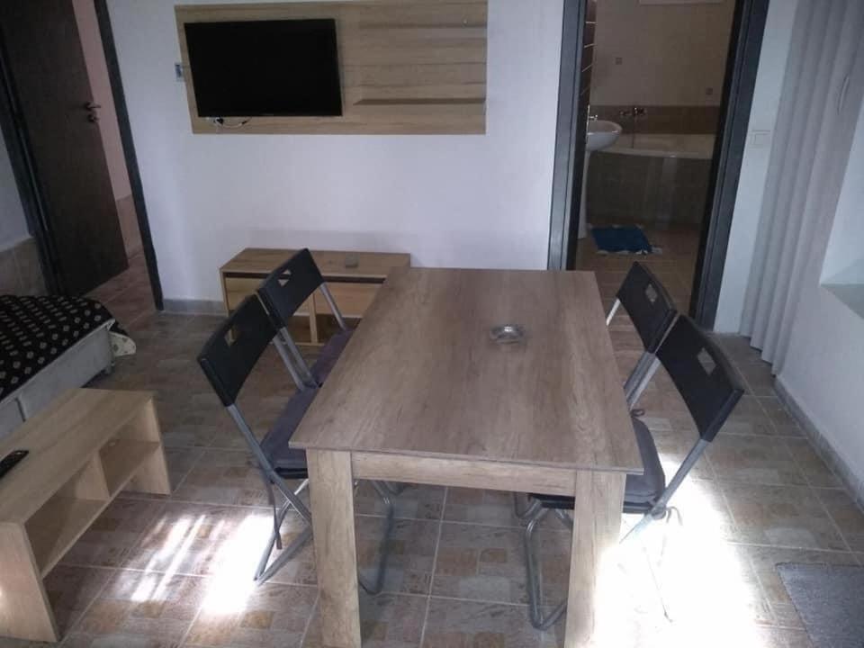 Blue Moon Apartments 尼亚米卡尼奥纳 外观 照片