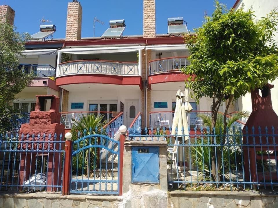 Blue Moon Apartments 尼亚米卡尼奥纳 外观 照片